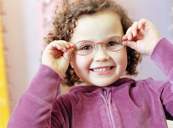 Pourquoi les enfants portent des lunettes ?