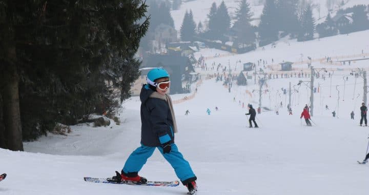 enfant en train de skier